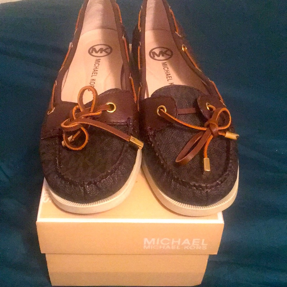 MK signature penny loafers. Size 8. Color Brown